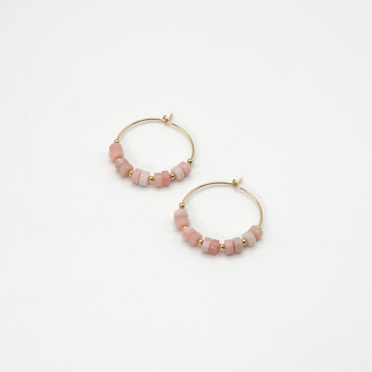 Handgefertigte Creolen 'KAYA' aus 14 Karat Goldfilled mit wahlweise sanft rosa Opalen oder tiefblauen Natursteinen, 25 mm Durchmesser.