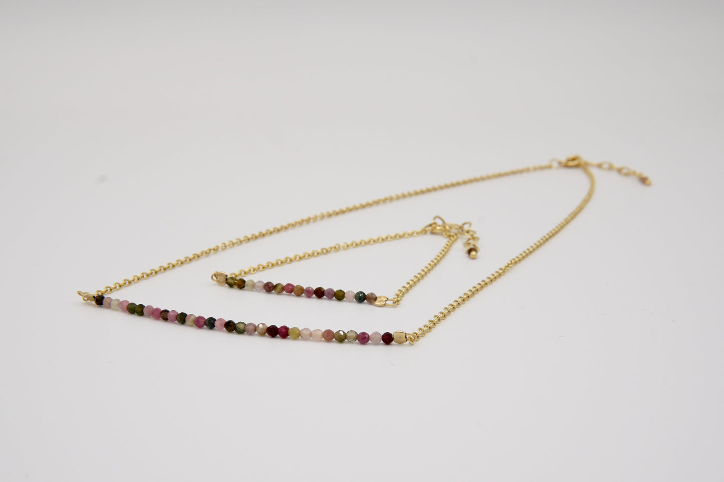Kette und Armband PAPILLON mit zarten, facettierten Turmalinen in schmetterlingsbunten Farben, variabel tragbar von 38,5 bis 42 cm, handgefertigt aus 14 Karat Goldfilled von Femelle Anouk
