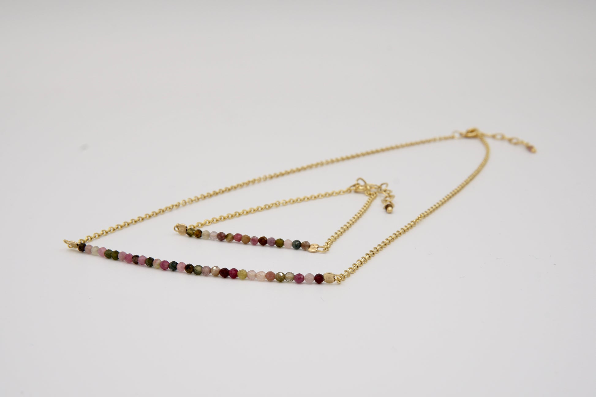 Kette und Armband PAPILLON mit zarten, facettierten Turmalinen in schmetterlingsbunten Farben, variabel tragbar von 38,5 bis 42 cm, handgefertigt aus 14 Karat Goldfilled von Femelle Anouk