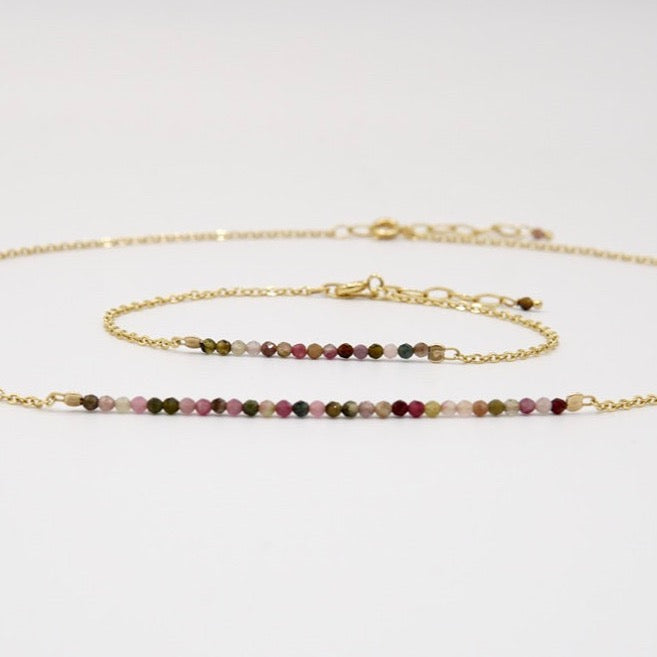 Kette PAPILLON und Armband mit zarten, facettierten Turmalinen in schmetterlingsbunten Farben, variabel tragbar von 38,5 bis 42 cm, handgefertigt aus 14 Karat Goldfilled von Femelle Anouk