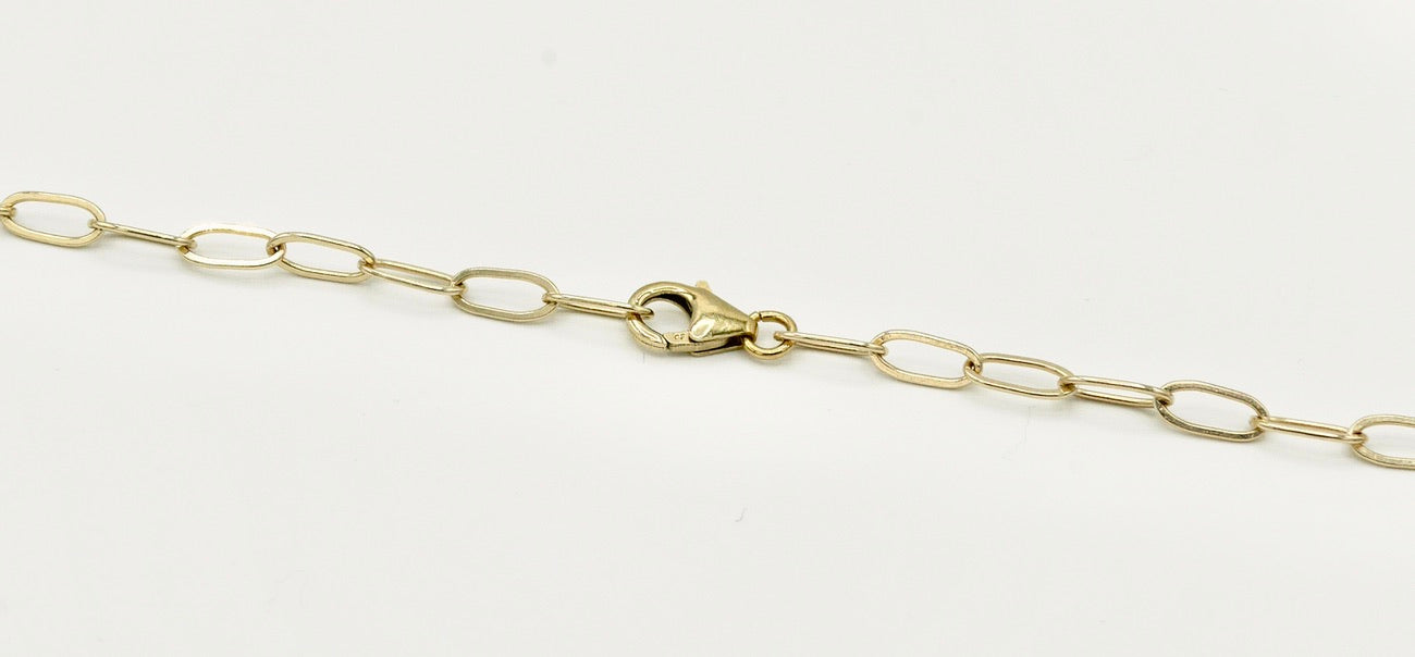 Detailansicht des variablen Verschlusses der Kette MARILOU aus 14 Karat Goldfilled, ermöglicht individuelles Einhaken an jeder Position für flexible Längenanpassung, handgefertigt von Femelle Anouk.
