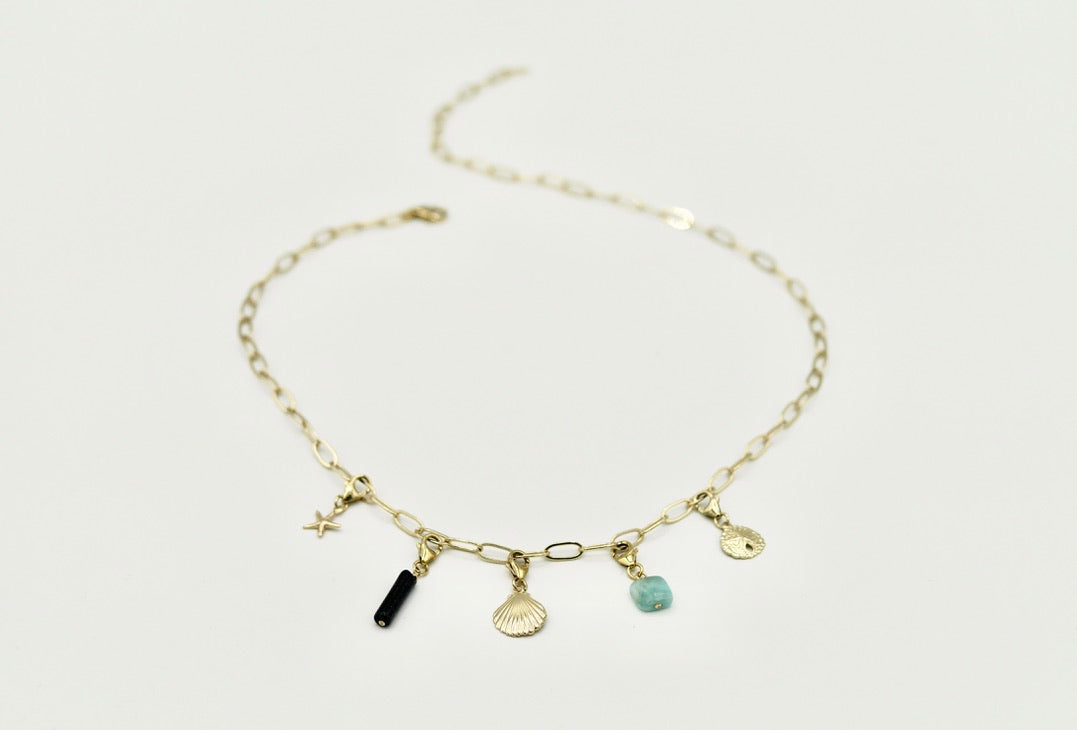 Detailansicht des muschelförmigen Designs des 'PRISE DE LA MER'-Clips mit feinen Gravuren und glänzender Oberfläche.