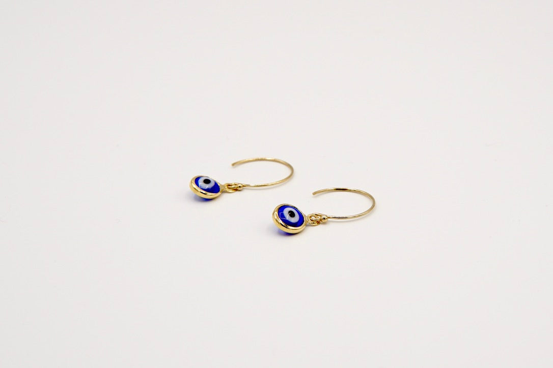 Handgefertigte Ohrringe mit zarten Nazar-Auge-Anhängern aus Glas und 14 Karat Goldfilled-Elementen.