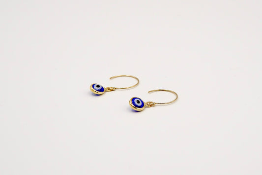 Handgefertigte Ohrringe mit zarten Nazar-Auge-Anhängern aus Glas und 14 Karat Goldfilled-Elementen.