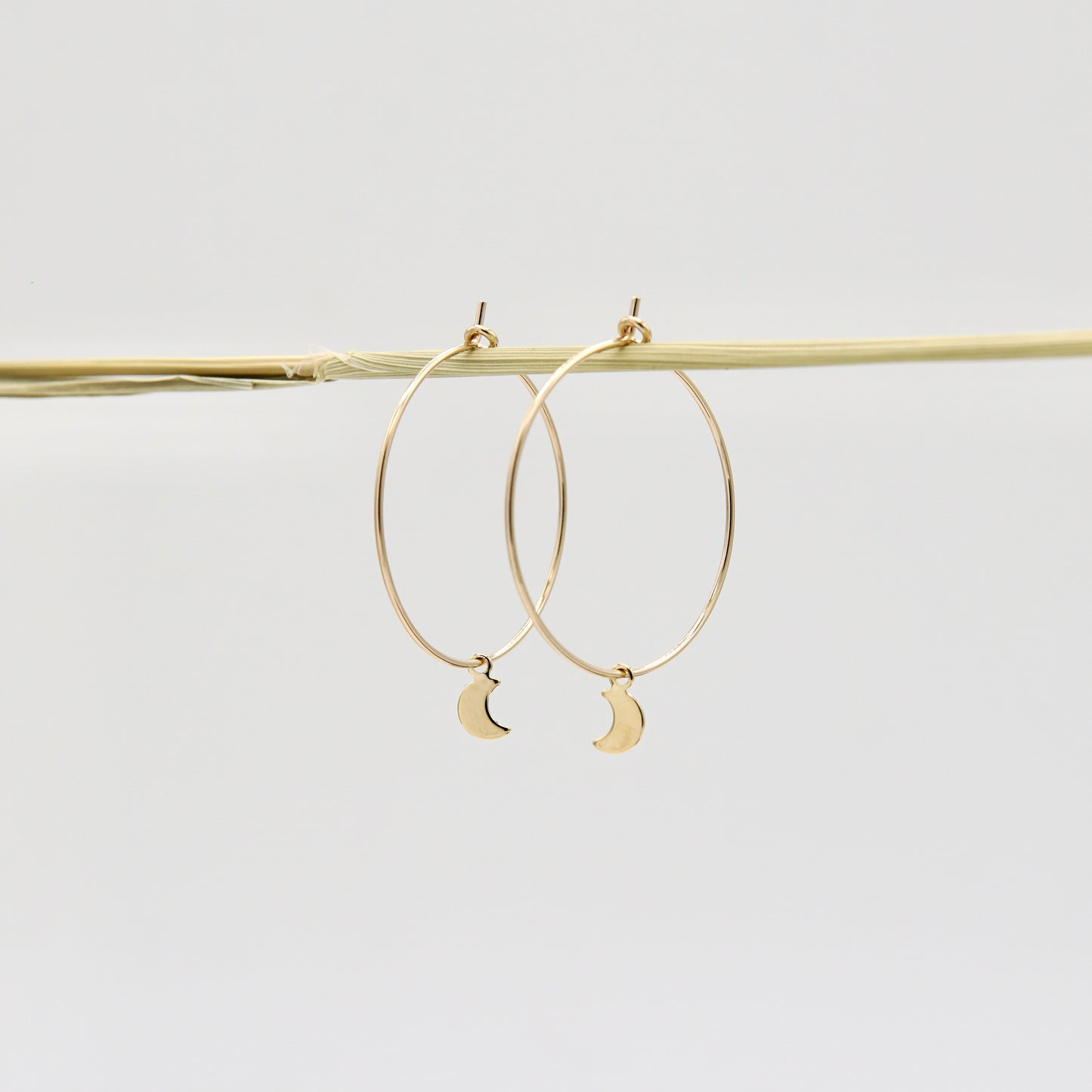 Creolen LUNA aus 14 Karat Goldfilled mit filigranem Mondanhänger, 25 mm Durchmesser, handgefertigter Schmuck
