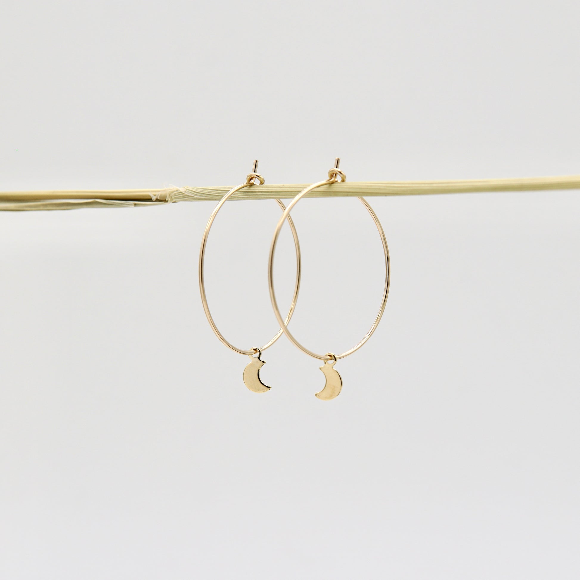 Creolen LUNA aus 14 Karat Goldfilled mit filigranem Mondanhänger, 25 mm Durchmesser, handgefertigter Schmuck