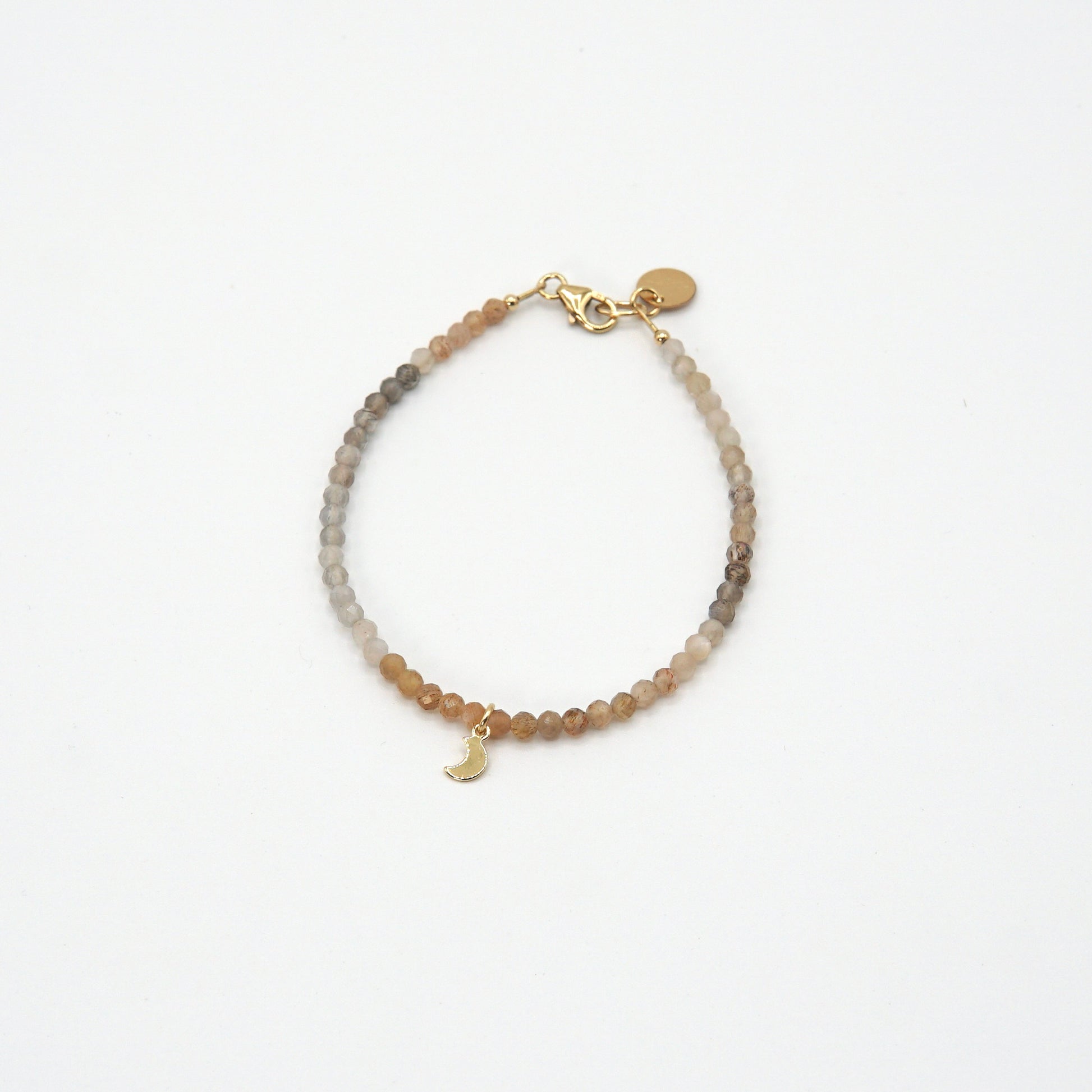 Armband LUNA mit facettierten, mehrfarbigen Mondstein-Perlen und einem dezenten 14 Karat Goldfilled-Mondanhänger, 17,5 cm lang.