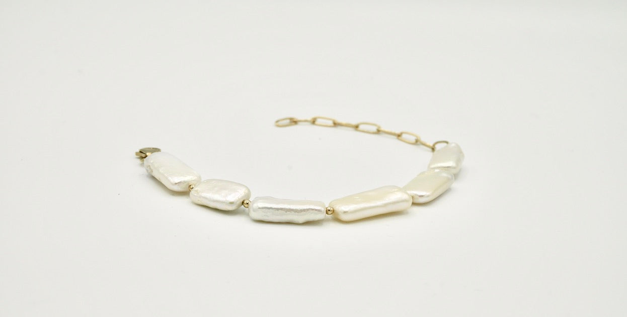 Modernes Armband LÉA mit länglichen Süßwasserperlen und 14 Karat goldgefüllten Elementen, variabel tragbar von 14 bis 20 cm.