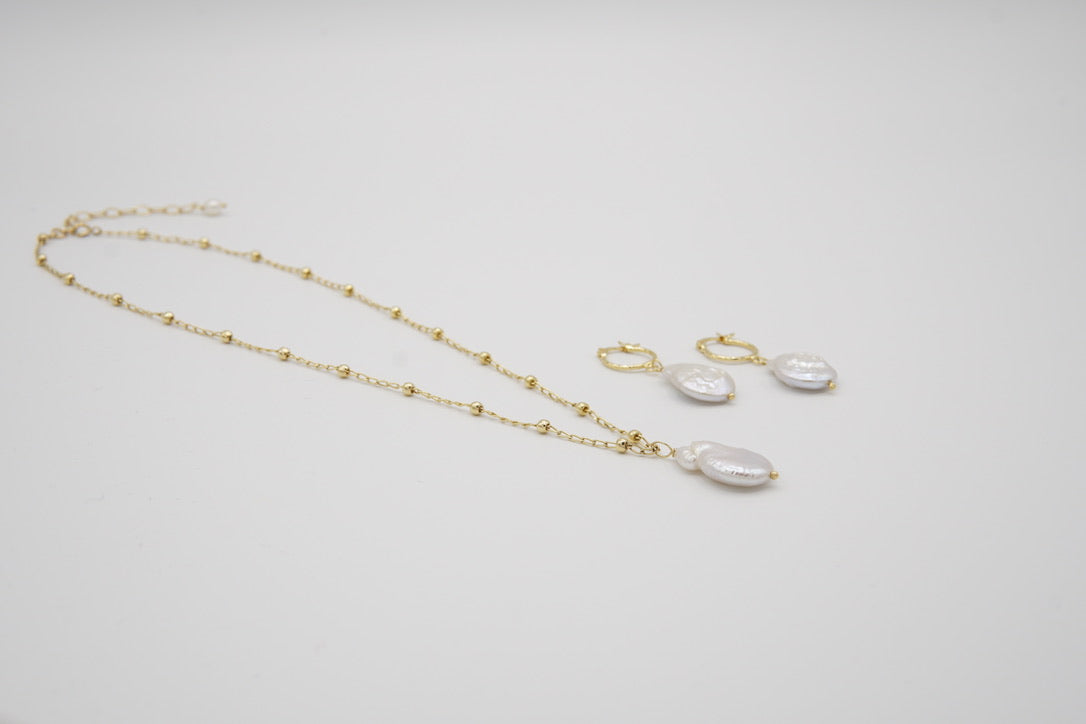 Kette COLETTE kombiniert mit weiteren goldenen Accessoires, zeigt vielseitige Kombinationsmöglichkeiten