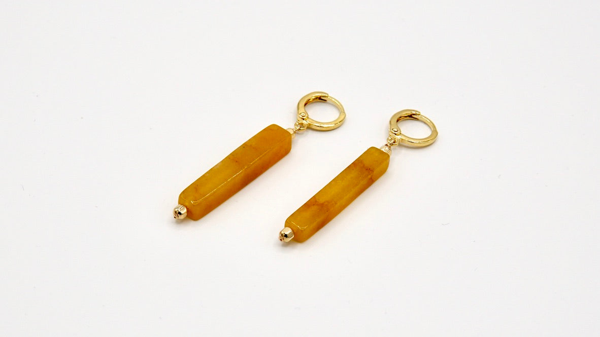 Ohrringe ZOÉ von Femelle Anouk: Verspielte 5,3 cm lange Ohrringe mit farbenfrohen Natursteinen und 14 Karat Goldfilled-Elementen