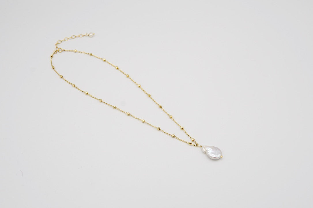 Kette COLETTE aus 14 Karat Goldfilled mit Keshi-Perlen, verstellbare Länge, handgefertigter Schmuck von Femelle Anouk
