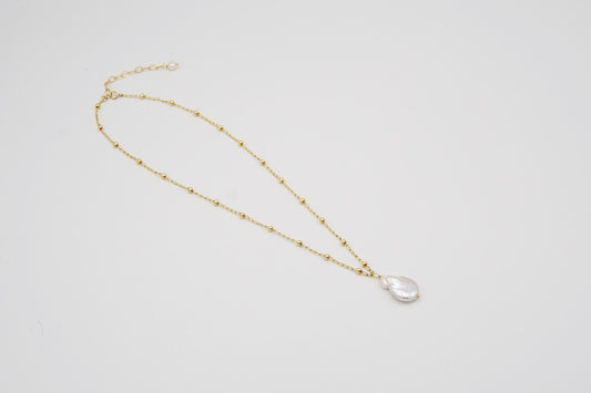 Kette COLETTE aus 14 Karat Goldfilled mit Keshi-Perlen, verstellbare Länge, handgefertigter Schmuck von Femelle Anouk
