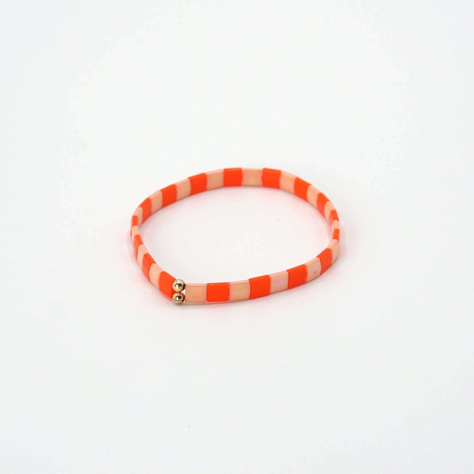 Zartes Armband aus feinen Glasperlen in sanften Pastelltönen, das Eleganz und Schlichtheit vereint.