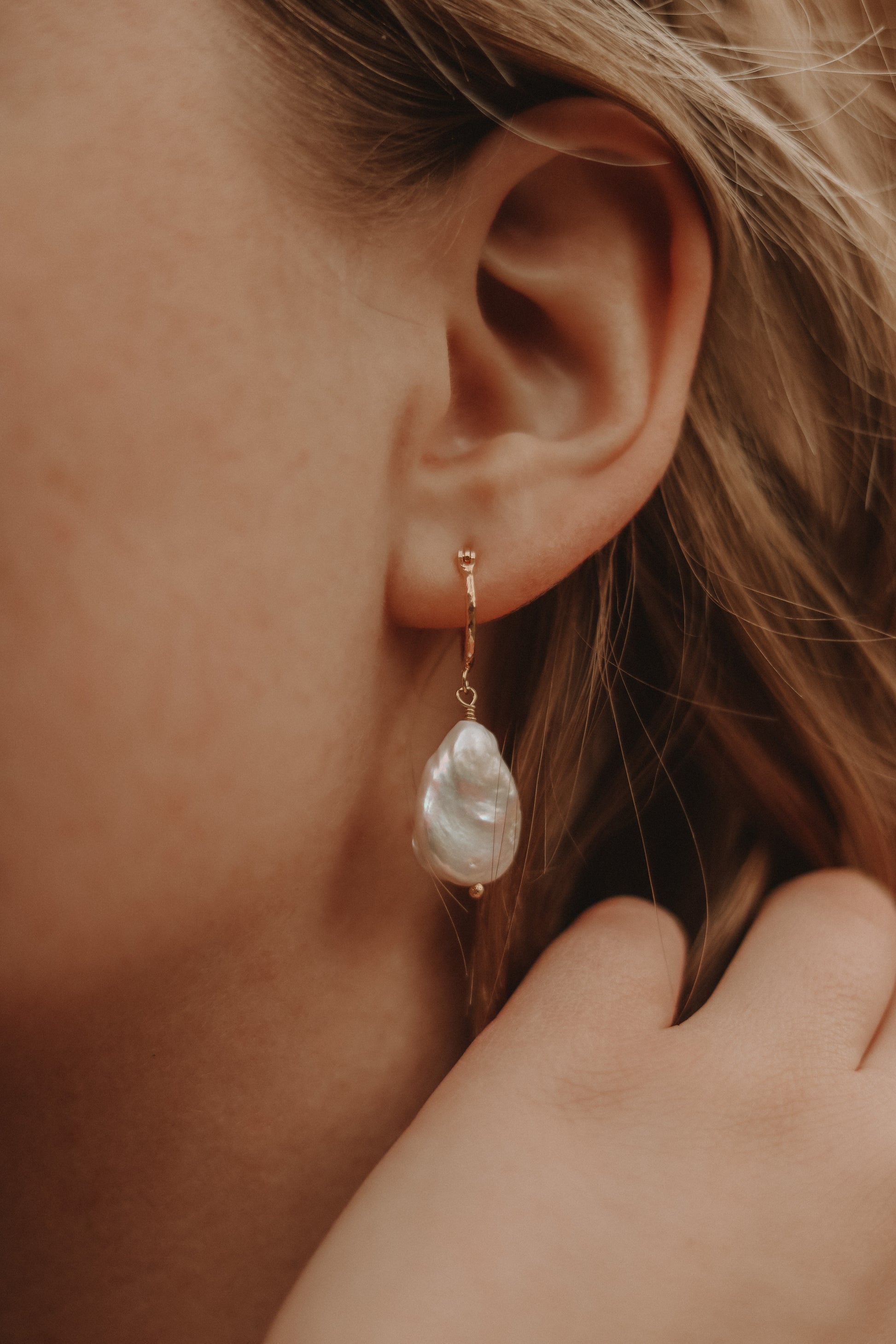 Modell trägt die Ohrringe COLETTE, elegante und vielseitige Accessoires für verschiedene Anlässe.