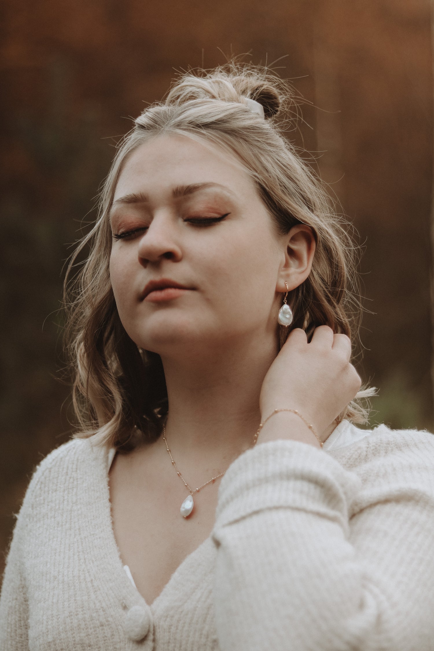 Modell trägt die Ohrringe und Halskette COLETTE, elegante und vielseitige Accessoires für verschiedene Anlässe.