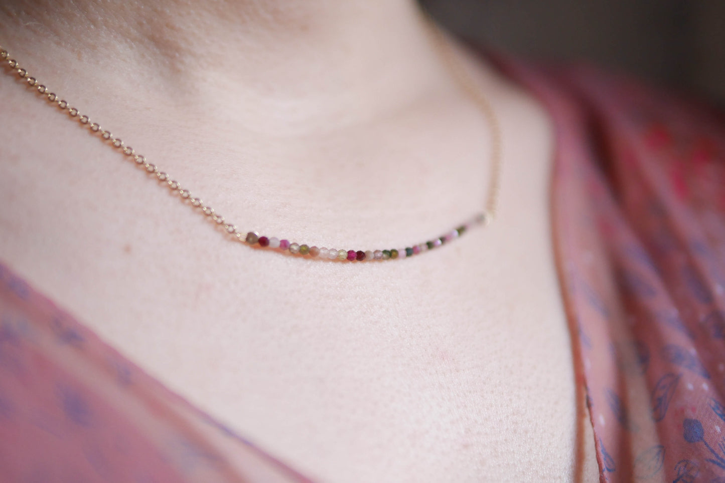 Modell trägt die Kette PAPILLON, die mit ihren farbenfrohen Turmalin-Perlen Leichtigkeit und Eleganz in den Look bringt