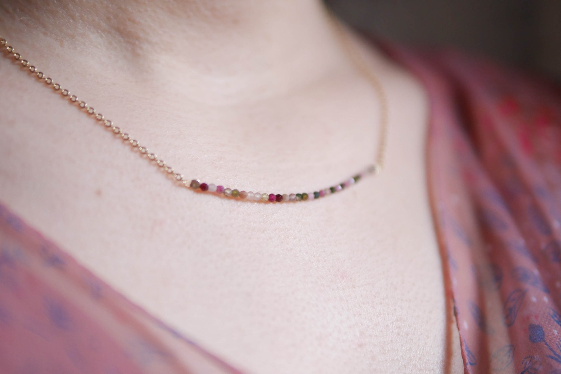 Modell trägt die Kette PAPILLON, die mit ihren farbenfrohen Turmalin-Perlen Leichtigkeit und Eleganz in den Look bringt