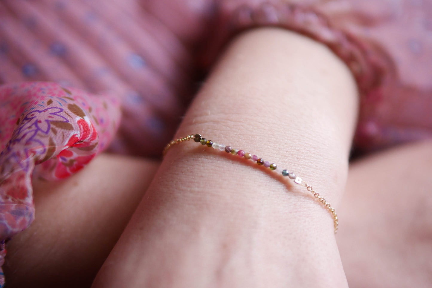 Zartes Armband 'PAPILLON' mit facettierten Turmalin-Perlen in schmetterlingsähnlichen Farben und 14 Karat Goldfilled-Material.