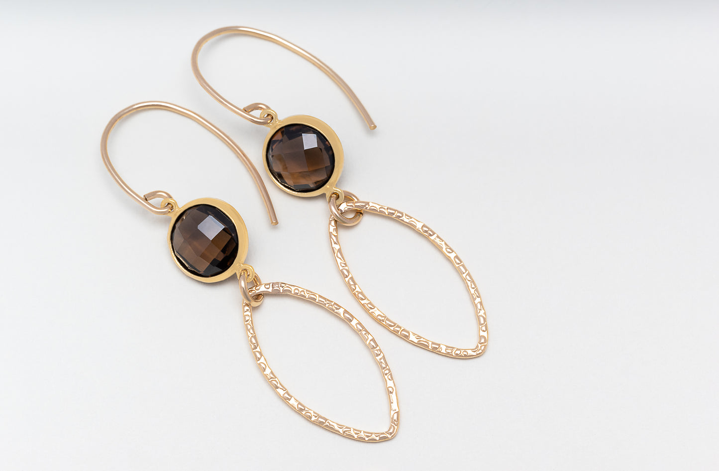 Ohrringe RÉMY von Femelle Anouk: Handgefertigte Ohrringe mit zarten, facettierten Glasperlen und 14 Karat Goldfilled-Elementen.