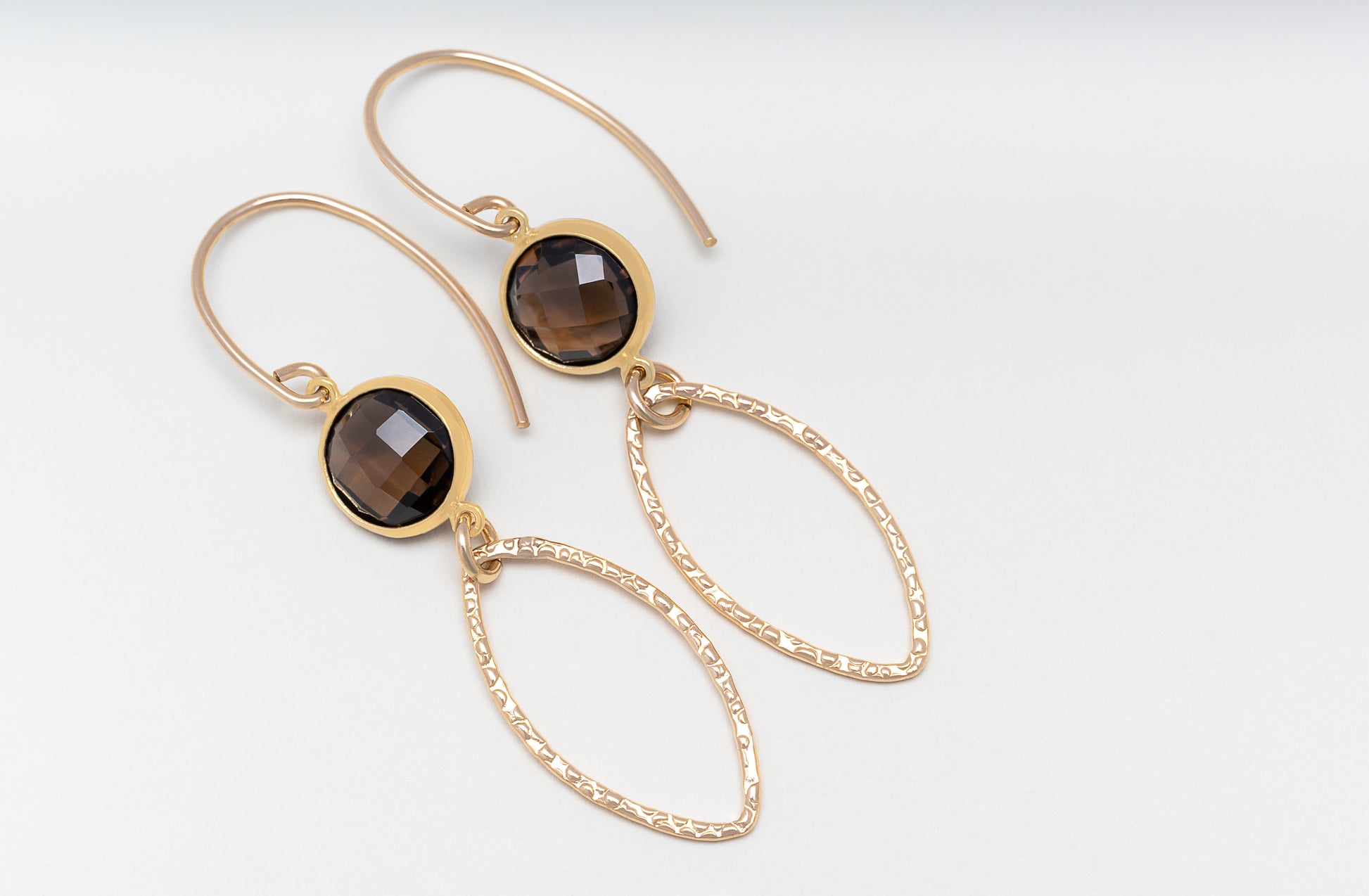 Ohrringe RÉMY von Femelle Anouk: Handgefertigte Ohrringe mit zarten, facettierten Glasperlen und 14 Karat Goldfilled-Elementen.