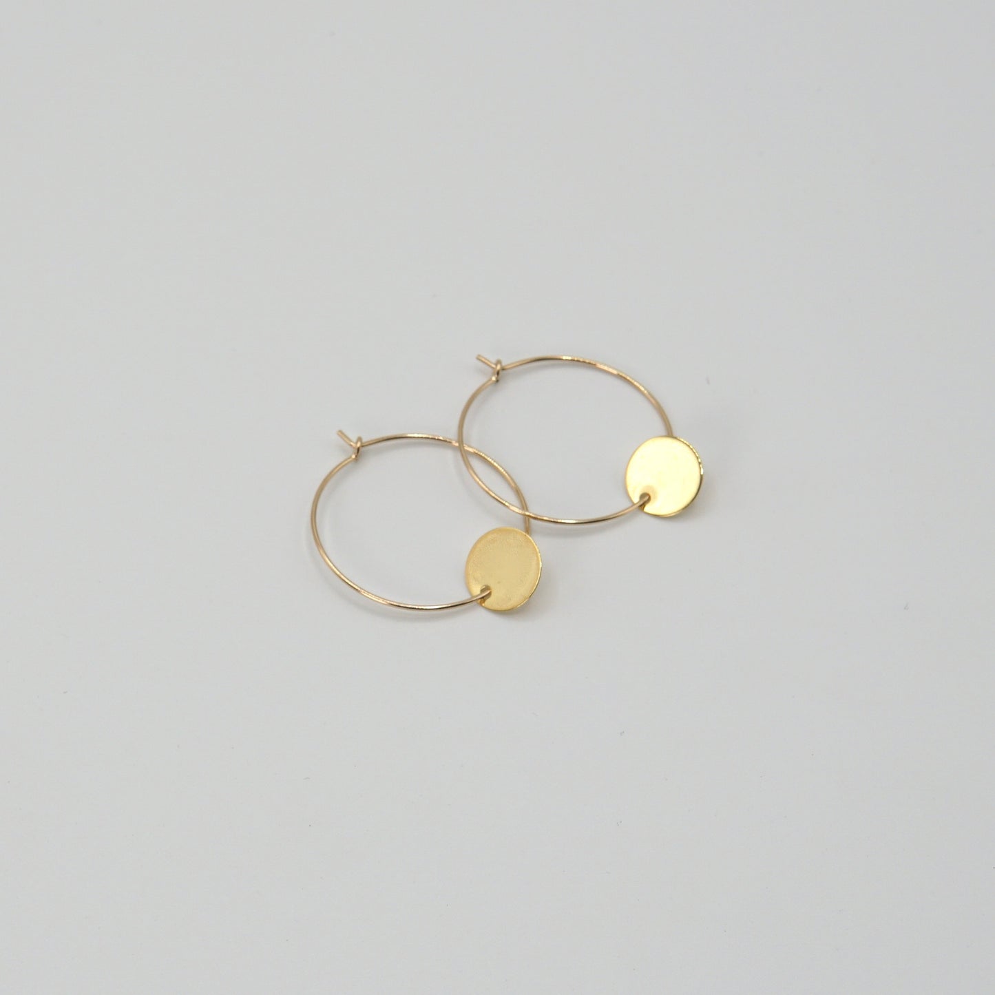 Creolen LÉA aus 14 Karat Goldfilled mit schlichten goldenen Plättchen, 25 mm Durchmesser, minimalistisches Design