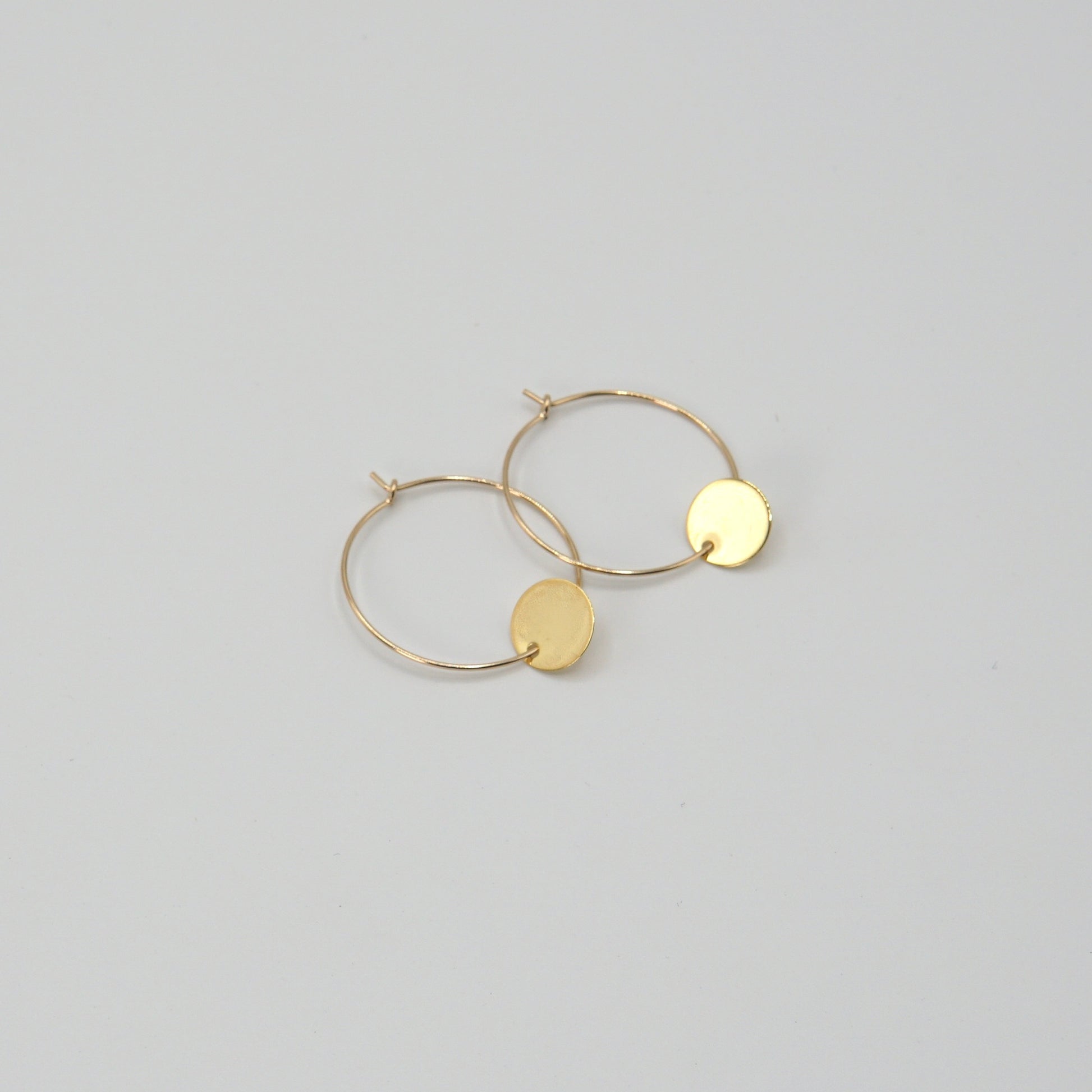 Creolen LÉA aus 14 Karat Goldfilled mit schlichten goldenen Plättchen, 25 mm Durchmesser, minimalistisches Design