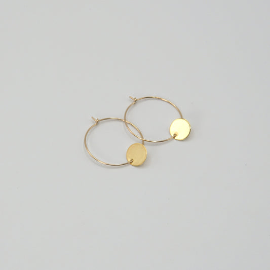 Creolen LÉA aus 14 Karat Goldfilled mit schlichten goldenen Plättchen, 25 mm Durchmesser, minimalistisches Design