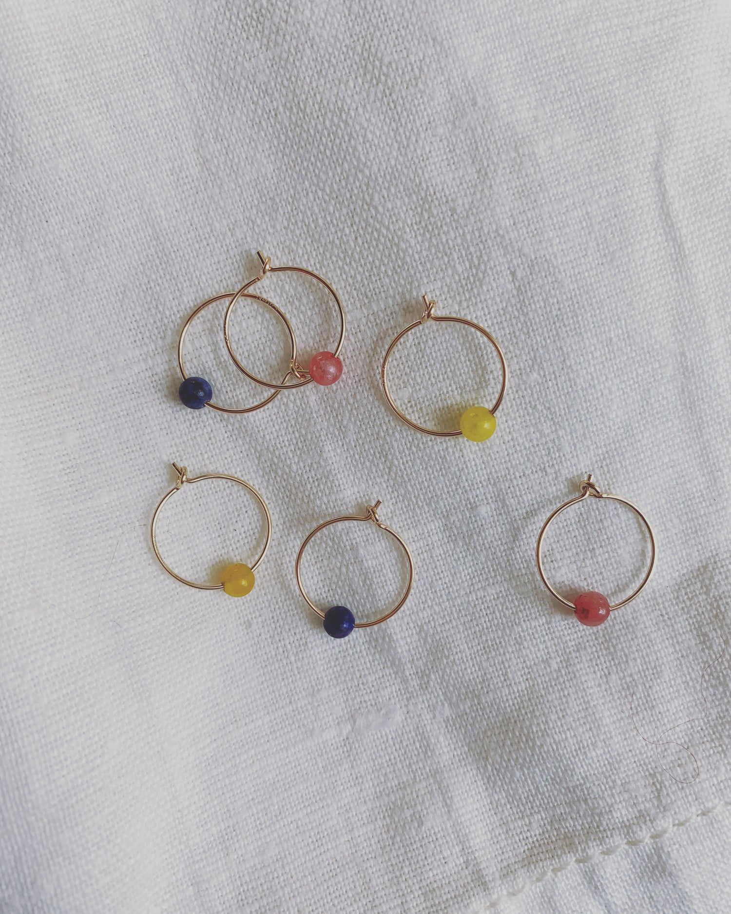 Creolen MINI HOOP aus 14 Karat Goldfilled mit Natursteinperlen in leuchtenden Farben, 1,5 cm Durchmesser, handgefertigter Schmuck