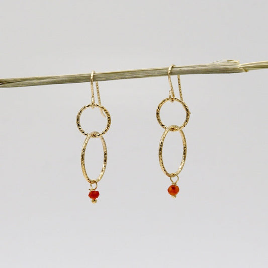 Elegante LISETTE Ohrringe aus 14 Karat Goldfilled mit strukturierten Ringen und einem schimmernden Karneol-Tropfen, handgefertigt von Femelle Anouk