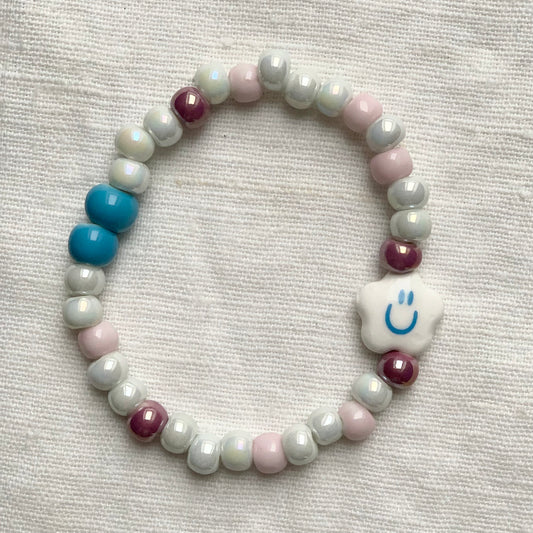 Handgefertigtes Armband HAPPY CLOUD mit bunten Keramikperlen auf elastischem Band, 18 cm lang.